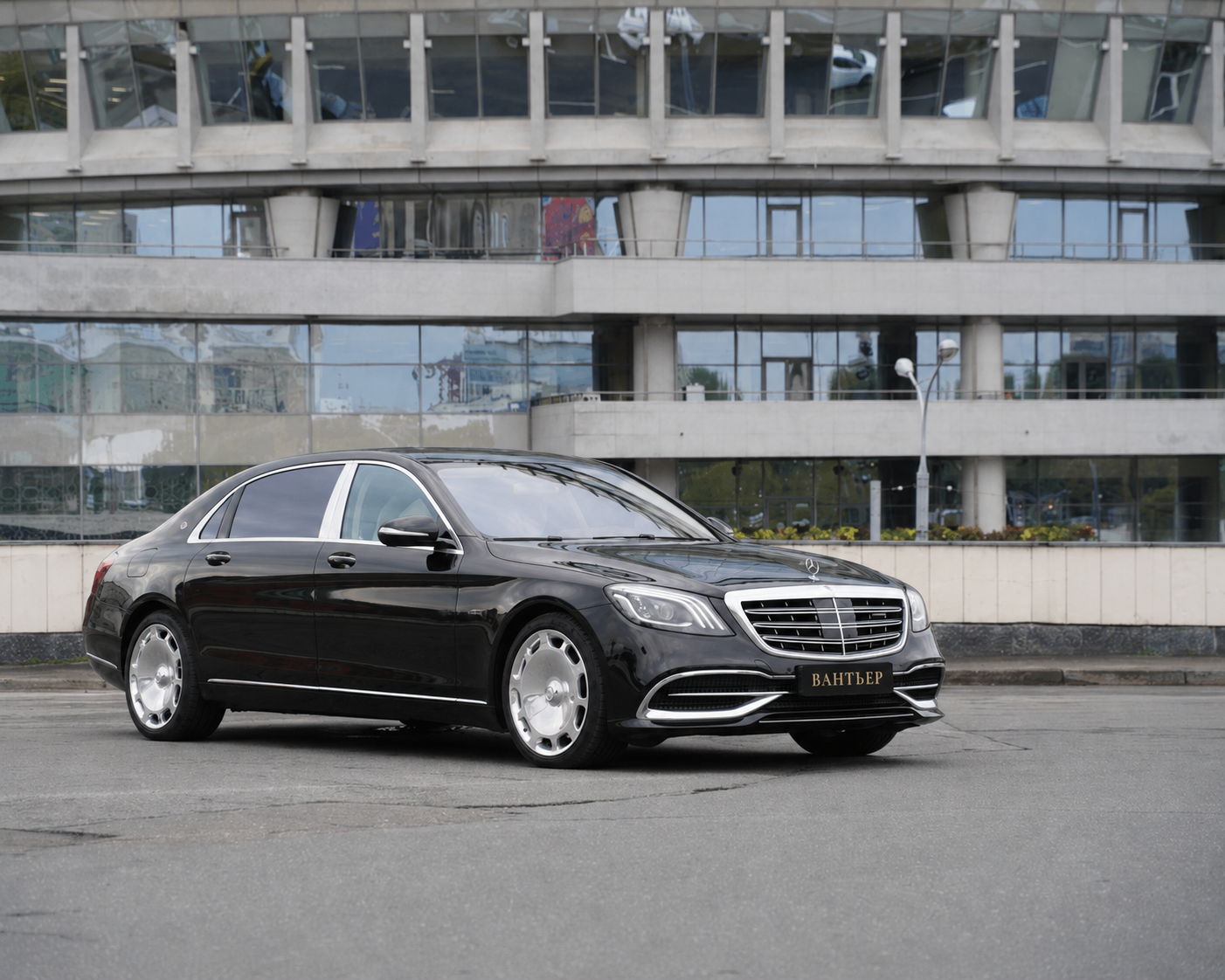 Mercedes-Maybach S 560 — вид спереди-сбоку