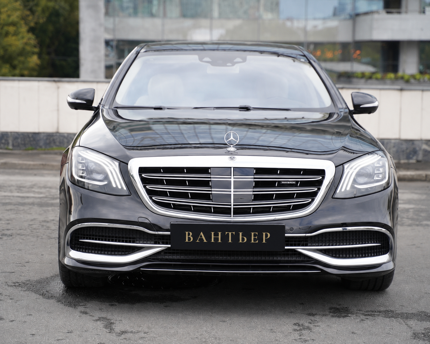 Mercedes-Maybach S 560 — вид спереди