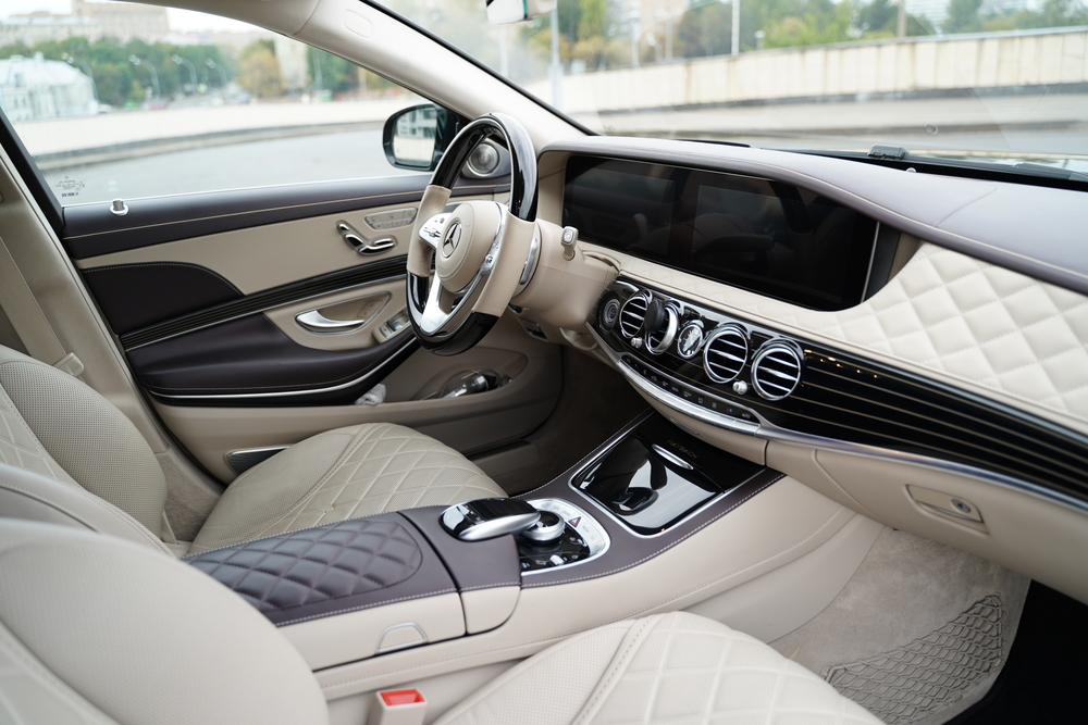 Mercedes-Maybach S 560 — передняя часть салона