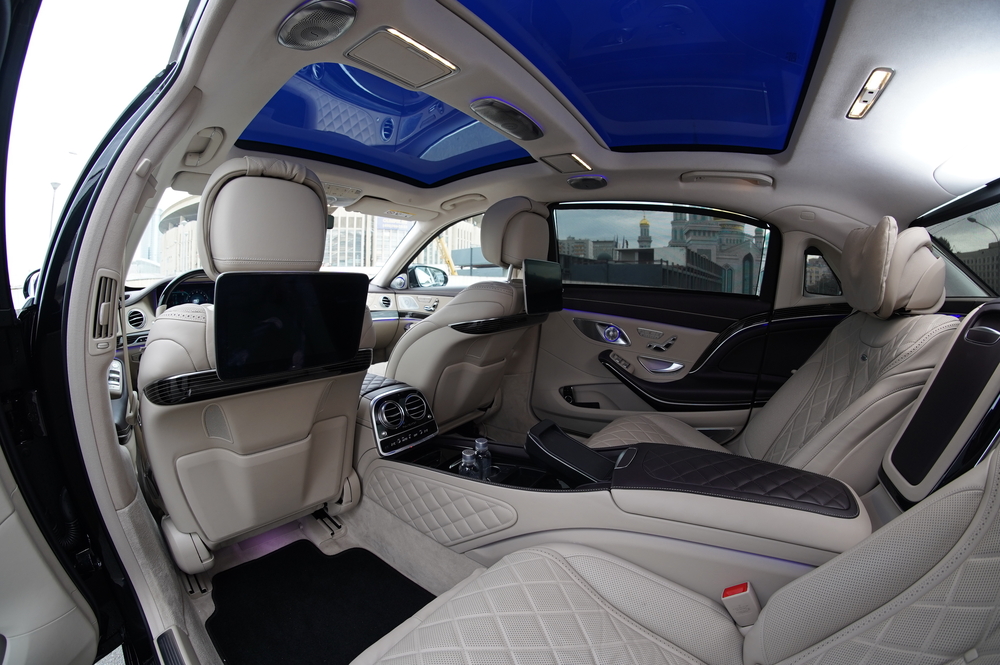 Mercedes-Maybach S 560 — задний ряд
