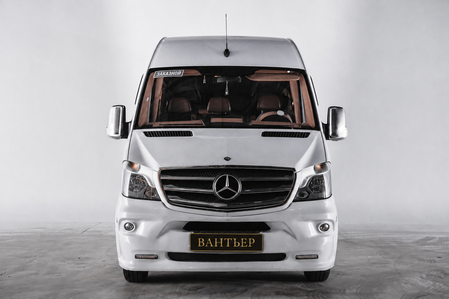 Mercedes-Benz Sprinter на 19 мест — вид спереди