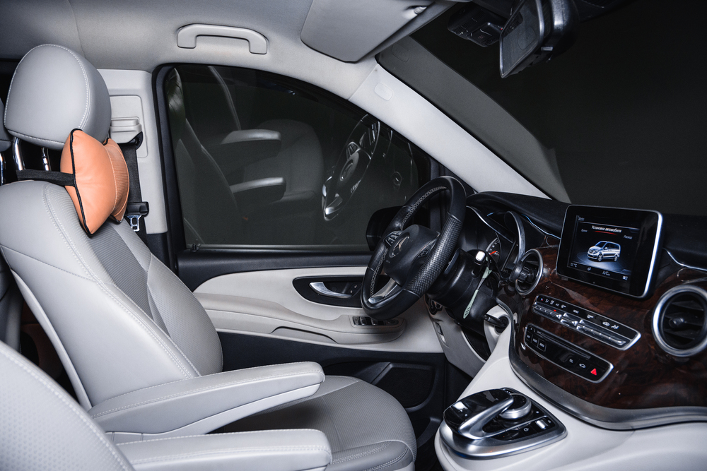 Mercedes-Benz V 200 d — передняя часть салона