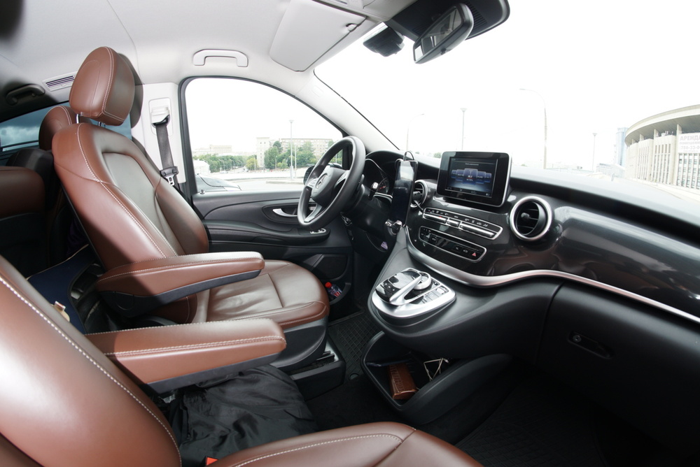 Mercedes-Benz V 250 d 4MATIC — передняя часть салона