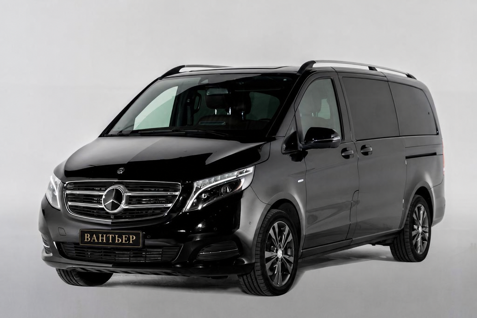Mercedes-Benz V 250 d 4MATIC — вид спереди-сбоку